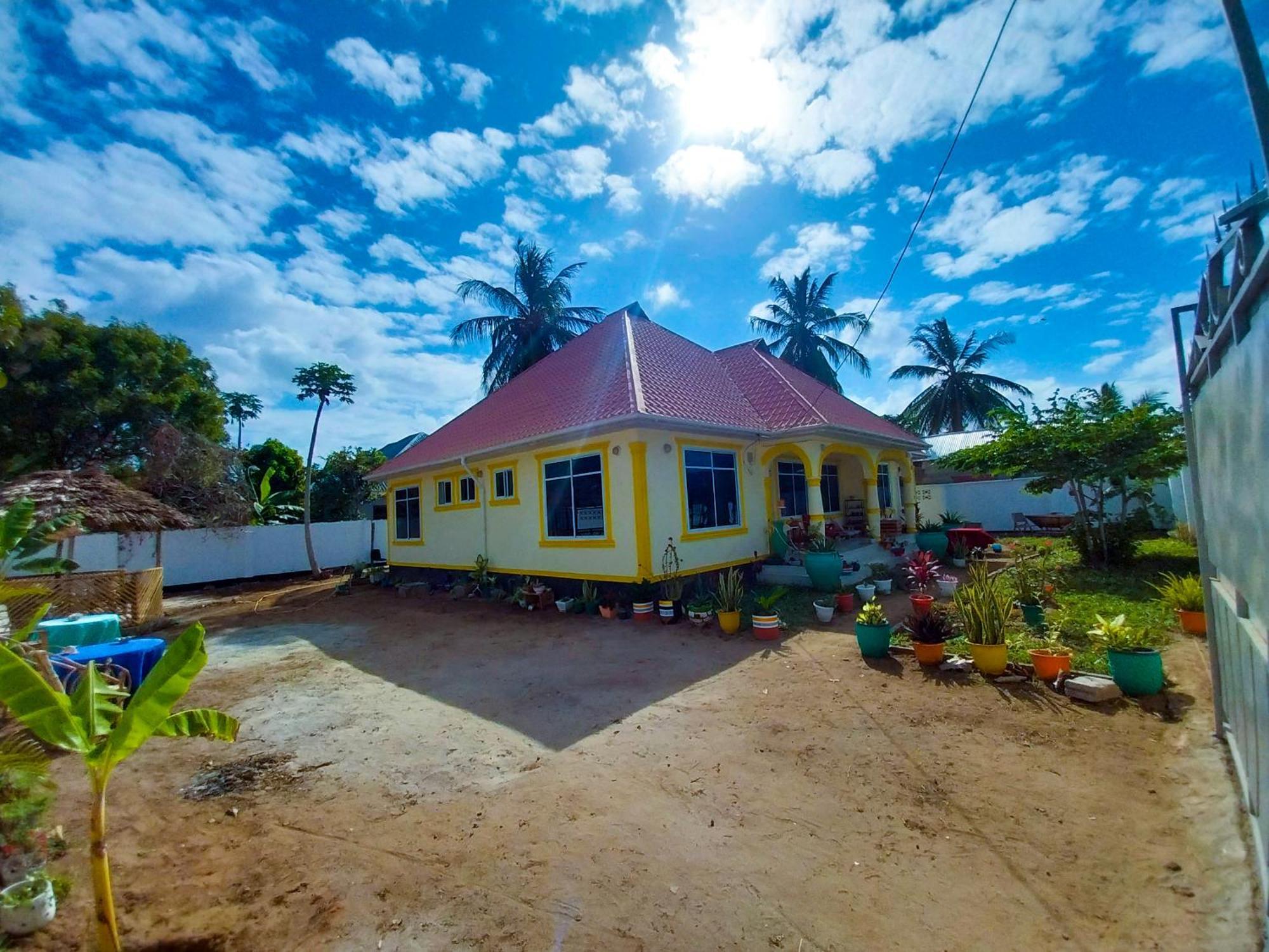 L&J Modern Backpackers Kigamboni Beach House Bed & Breakfast Dar es Salaam Exterior photo