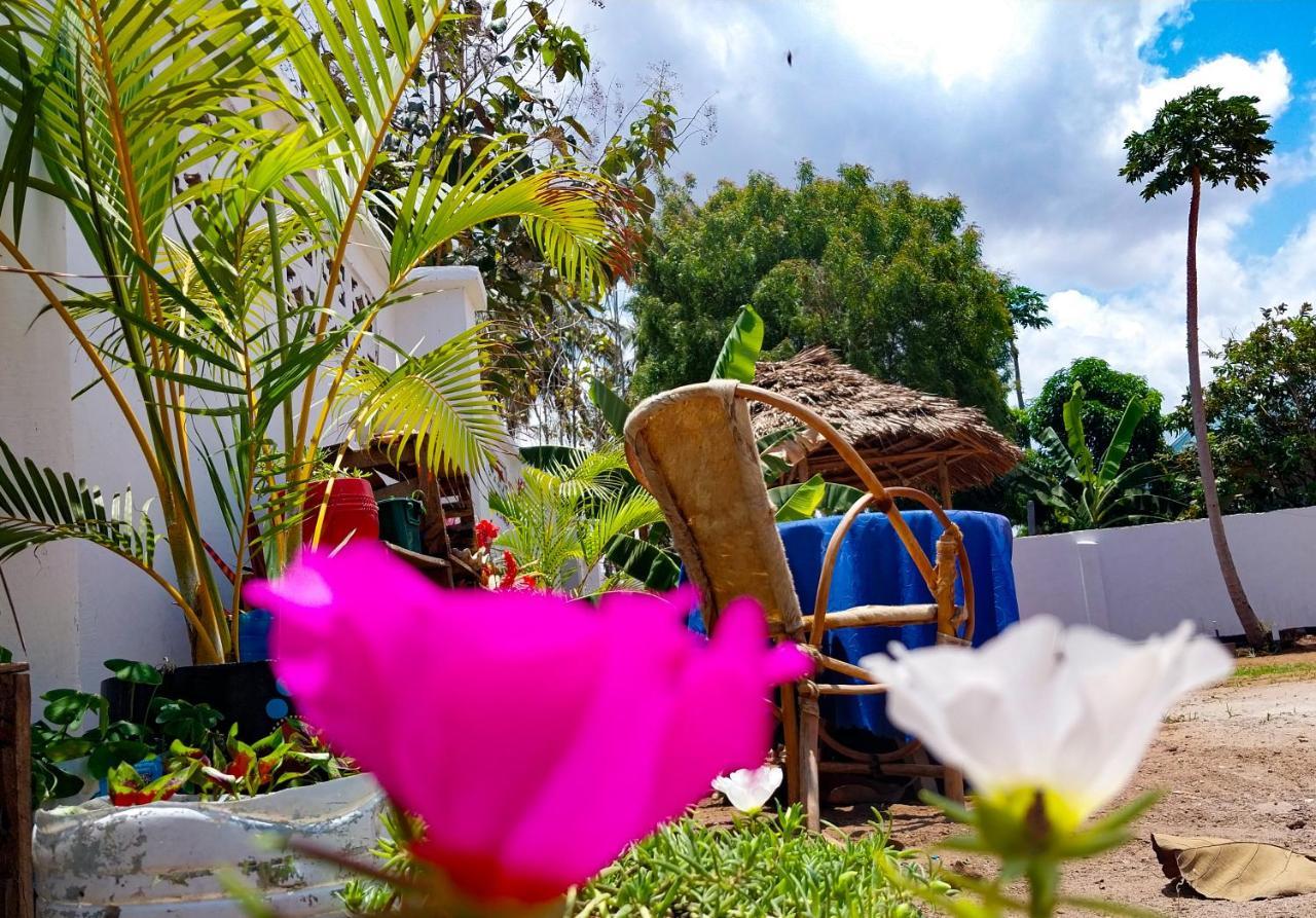 L&J Modern Backpackers Kigamboni Beach House Bed & Breakfast Dar es Salaam Exterior photo